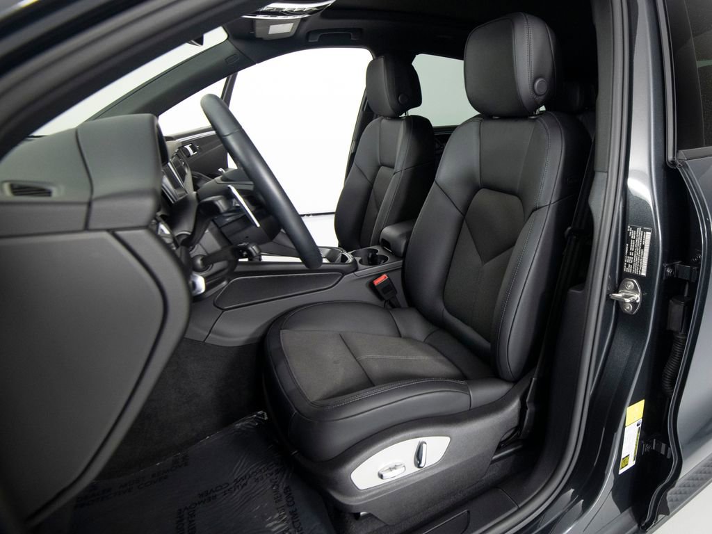 Certified 2025 Porsche Macan image 5