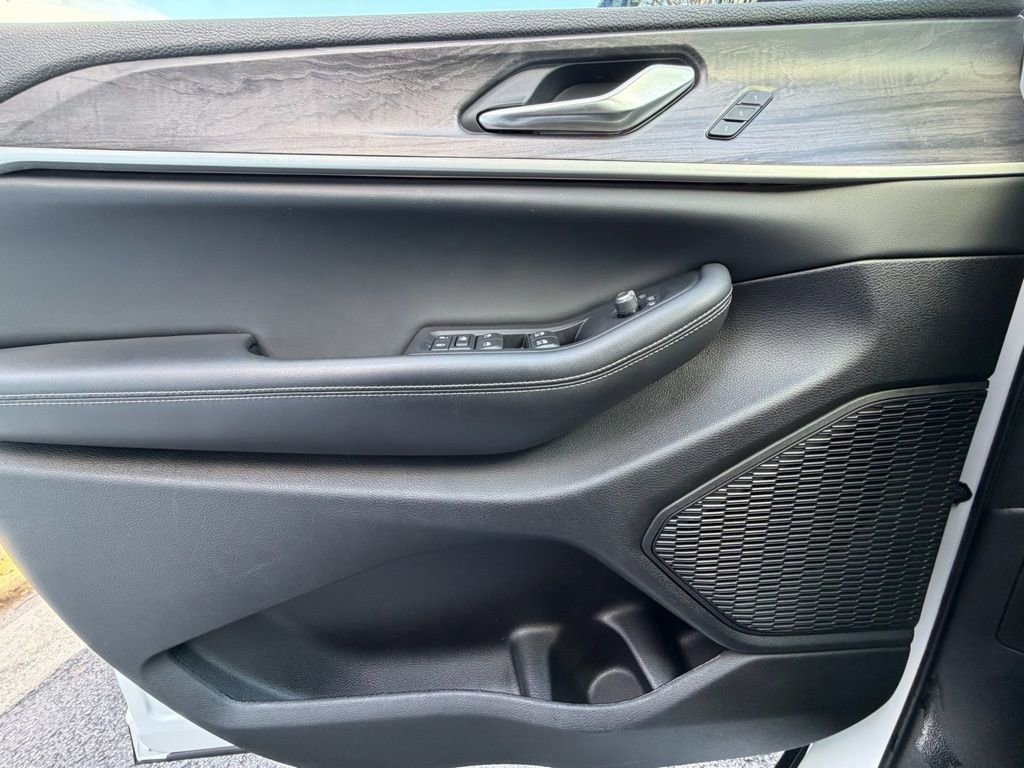 Used 2023 Jeep Grand Cherokee Limited image 31