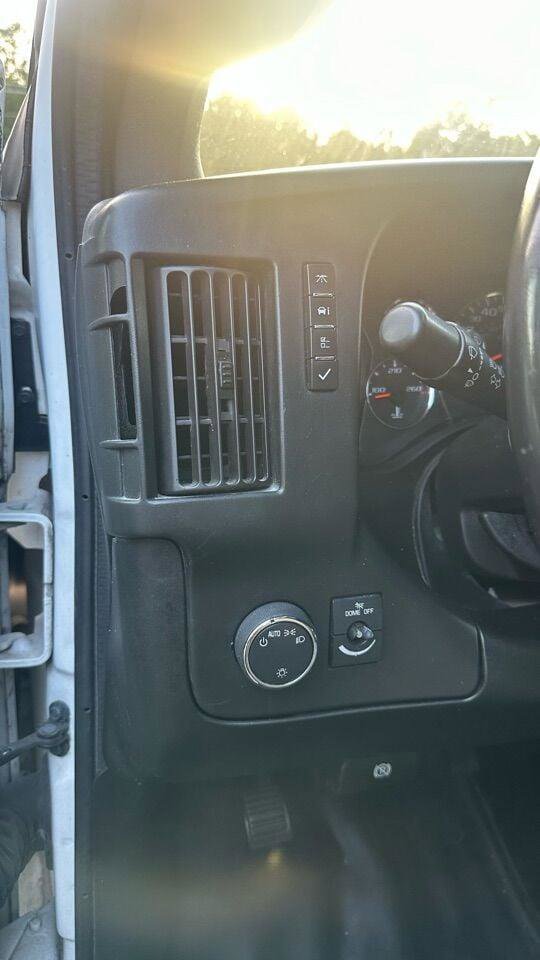 Used 2017 Chevrolet Express 2500 image 22