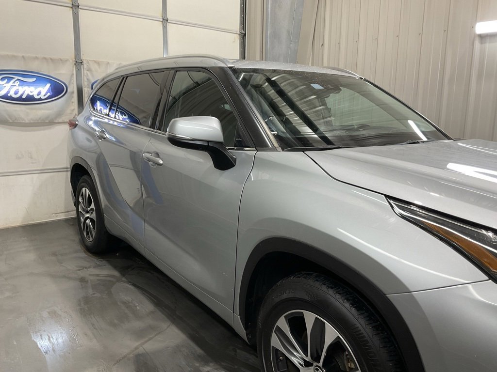Used 2021 Toyota Highlander XLE image 4