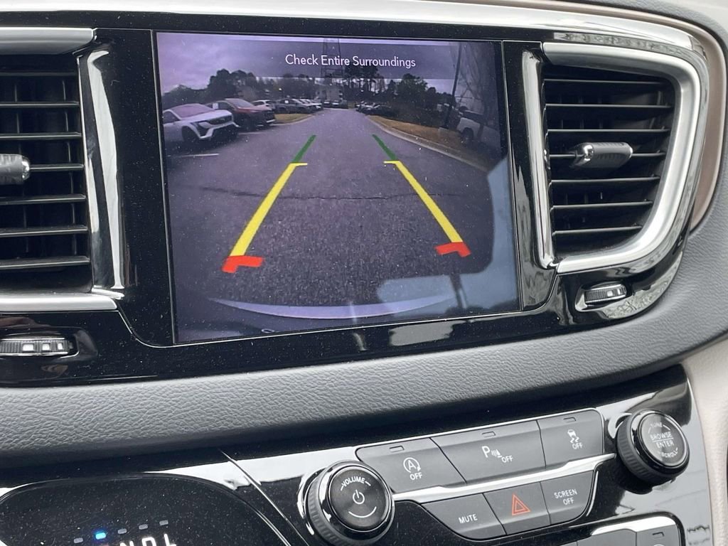 Used 2018 Chrysler Pacifica Touring-L Plus w/ Tire & Wheel Group image 28