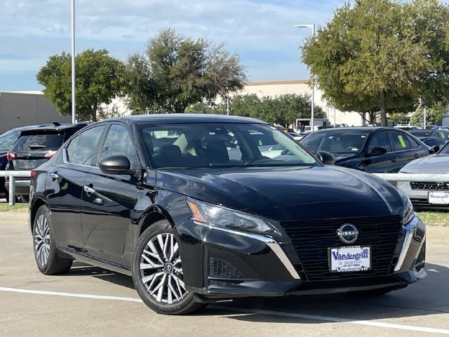 Used 2025 Nissan Altima 2.5 SV FWD image 2