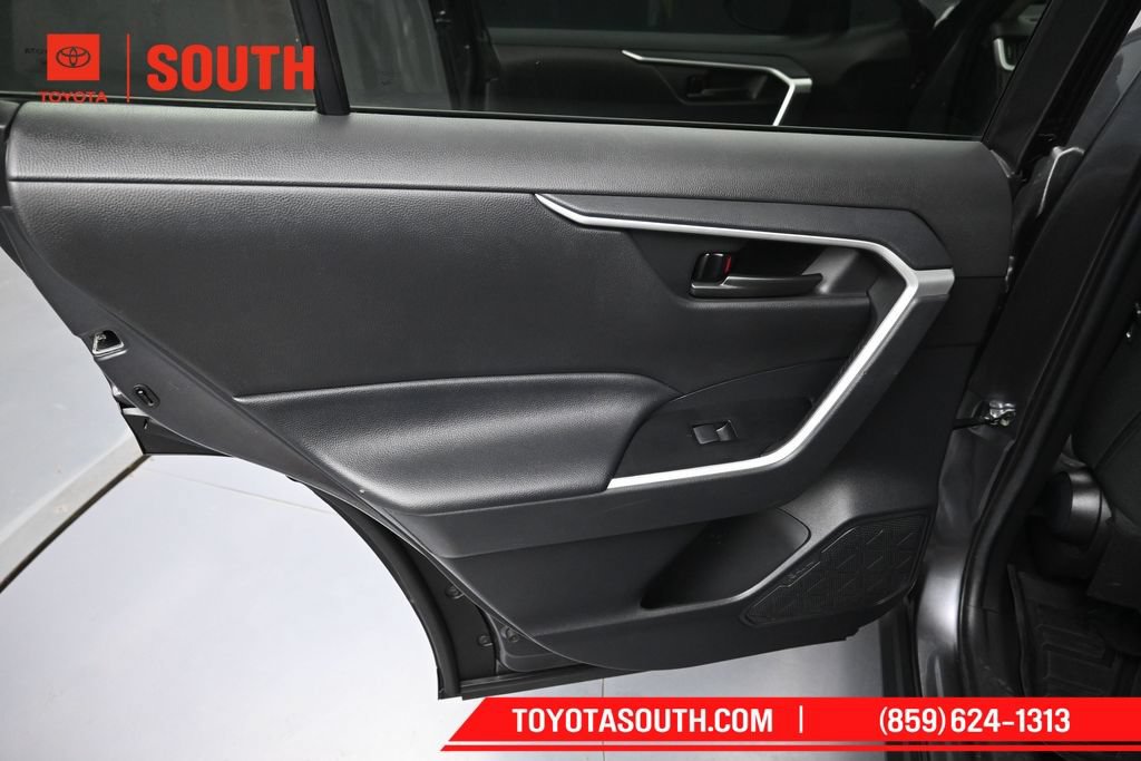 Used 2021 Toyota RAV4 LE AWD/4WD image 25