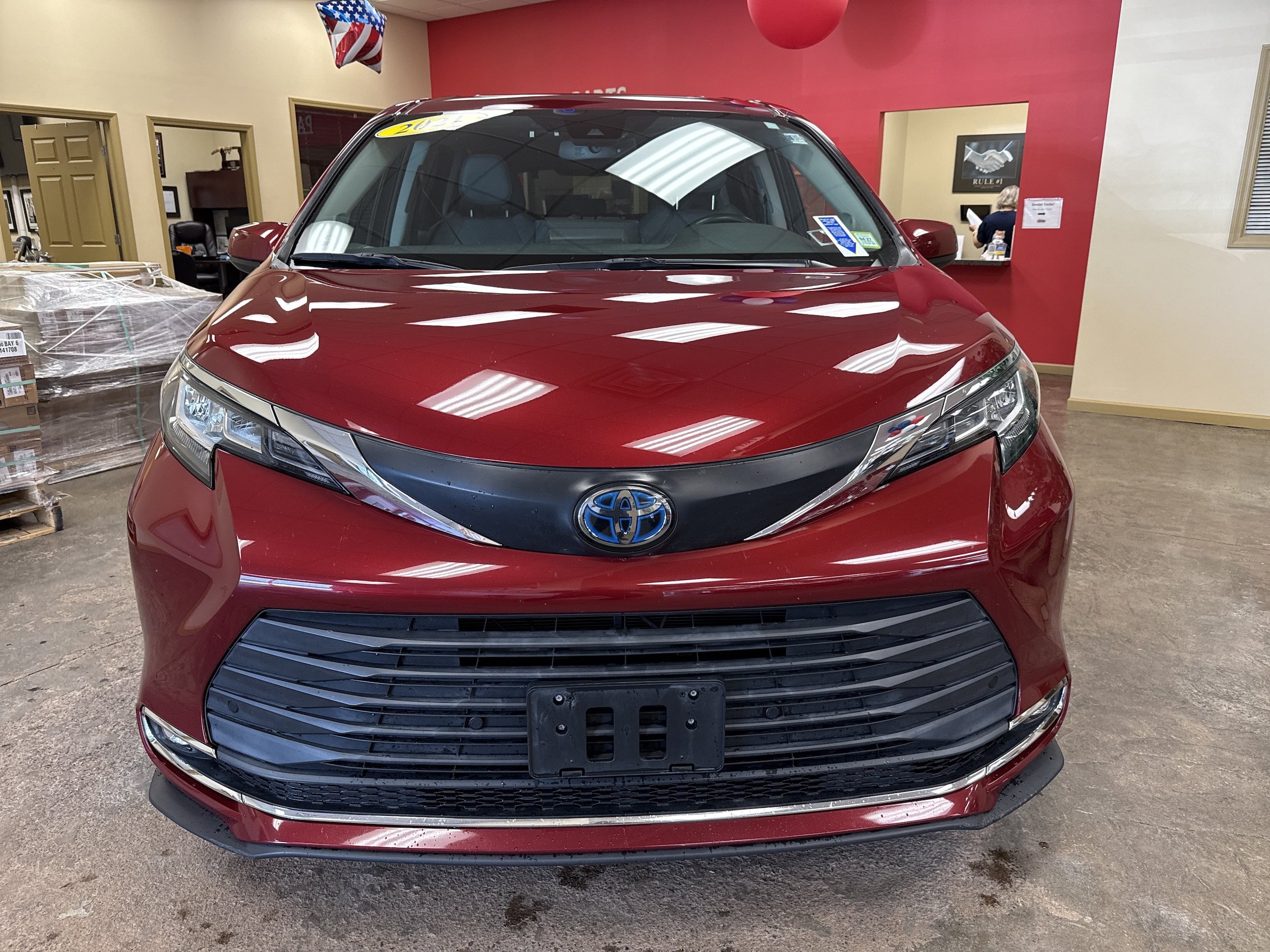 Used 2021 Toyota Sienna XLE w/ XLE Plus Package FWD image 2
