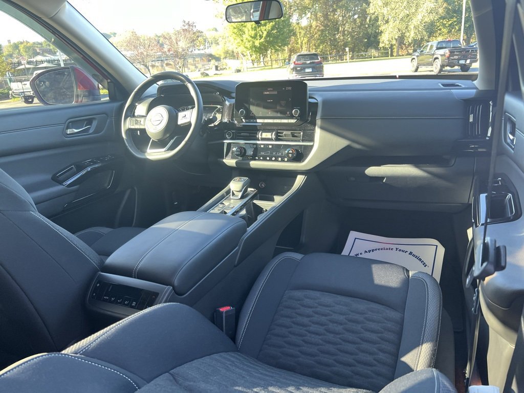 Used 2022 Nissan Pathfinder SV w/ SV Black Package image 11