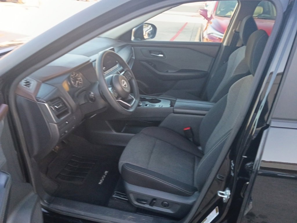 Used 2023 Nissan Rogue SV image 3