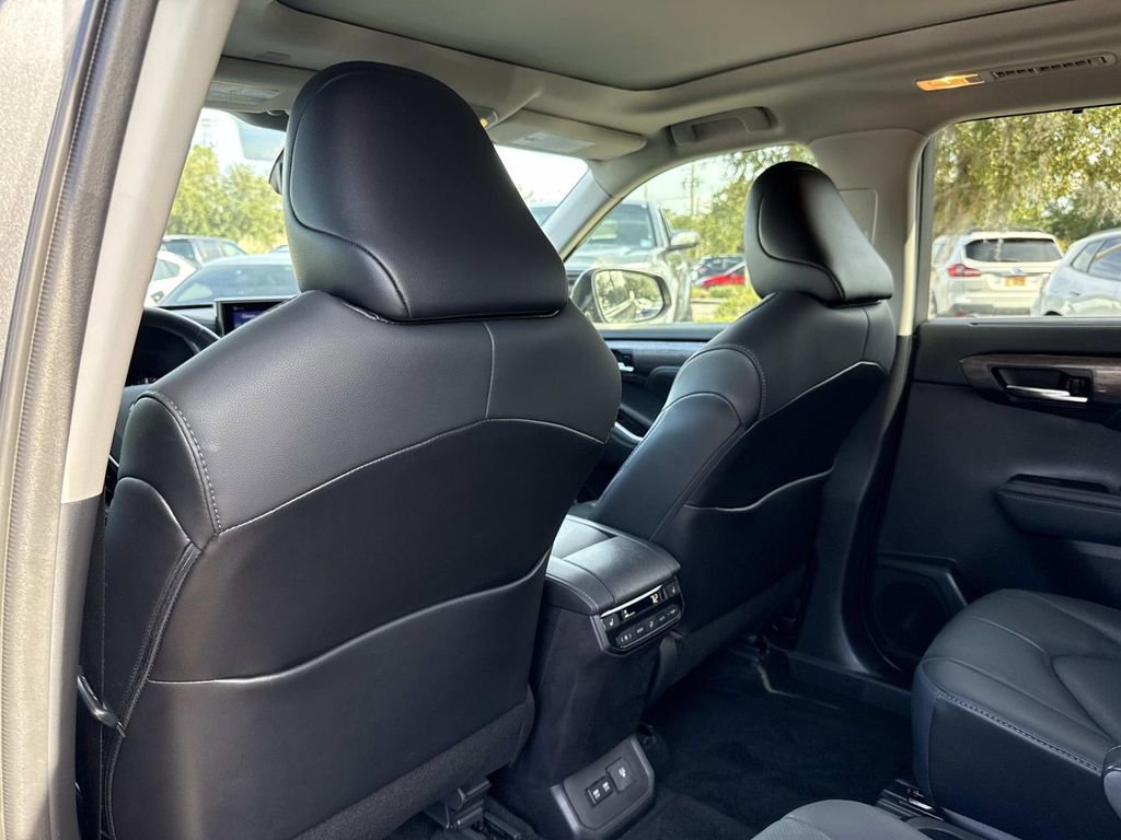 Used 2021 Toyota Highlander Platinum image 15