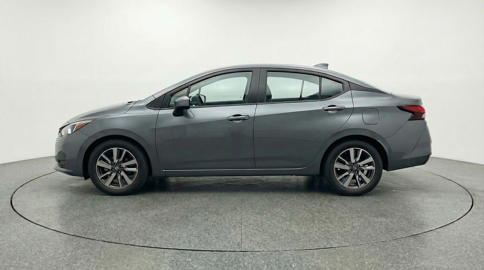 Used 2025 Nissan Versa SV image 5