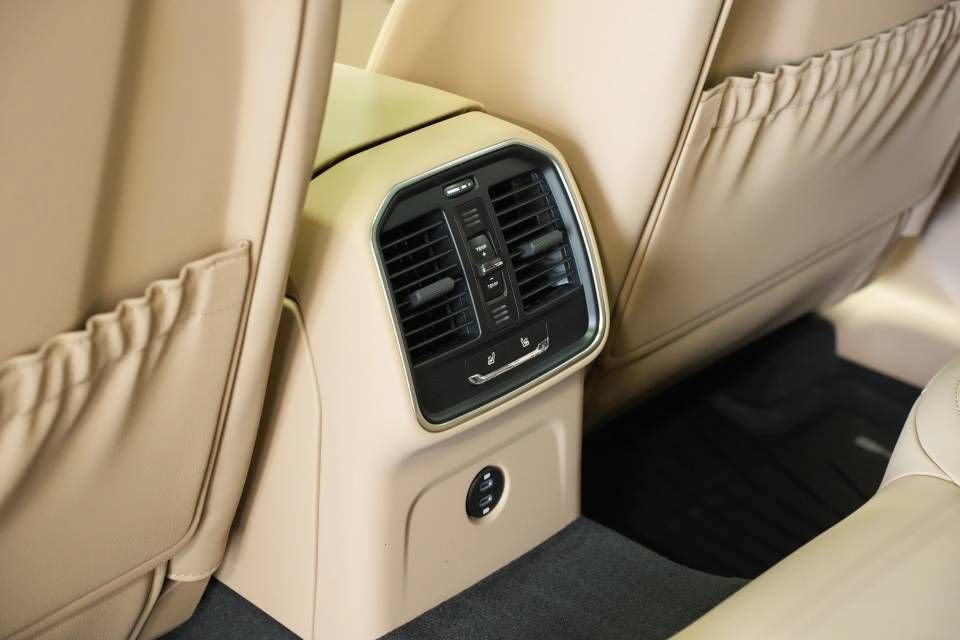 Certified 2025 Porsche Macan AWD/4WD image 26