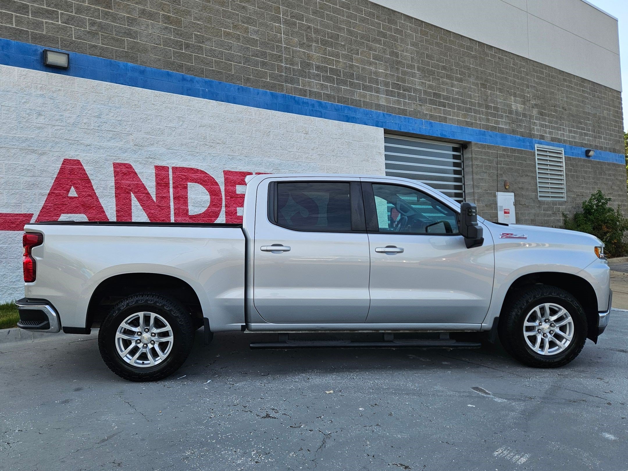 Used 2020 Chevrolet Silverado 1500 LT AWD/4WD image 8