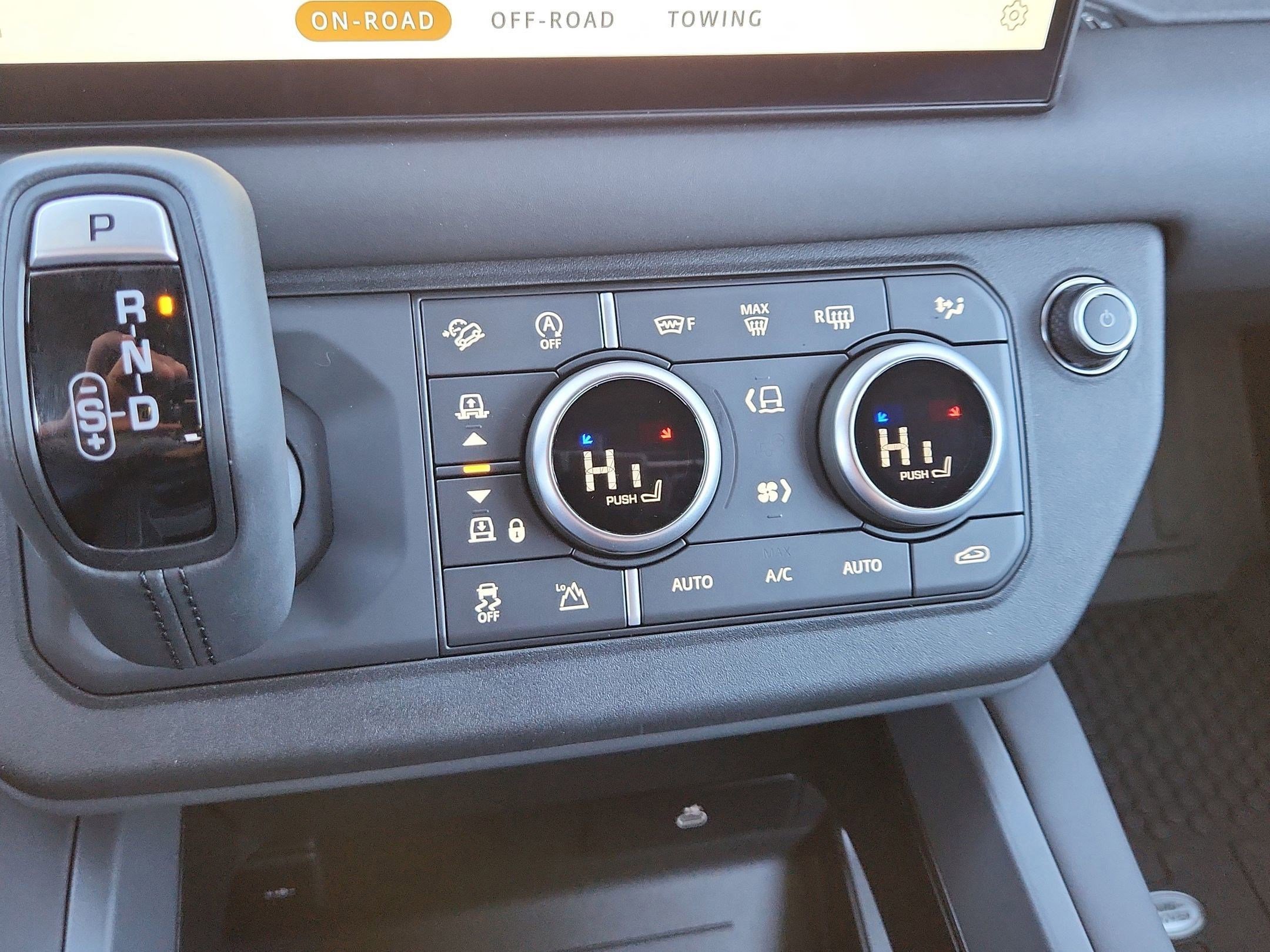 Used 2025 Land Rover Defender 90 X-Dynamic SE image 19