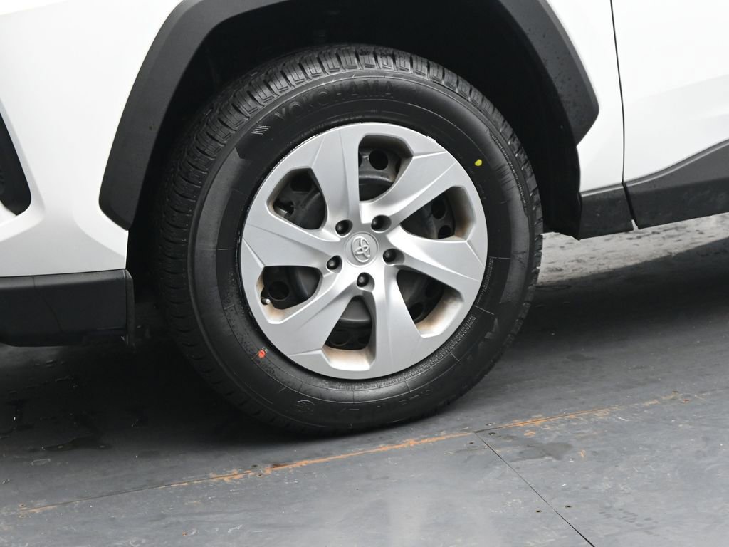 Used 2021 Toyota RAV4 LE image 12