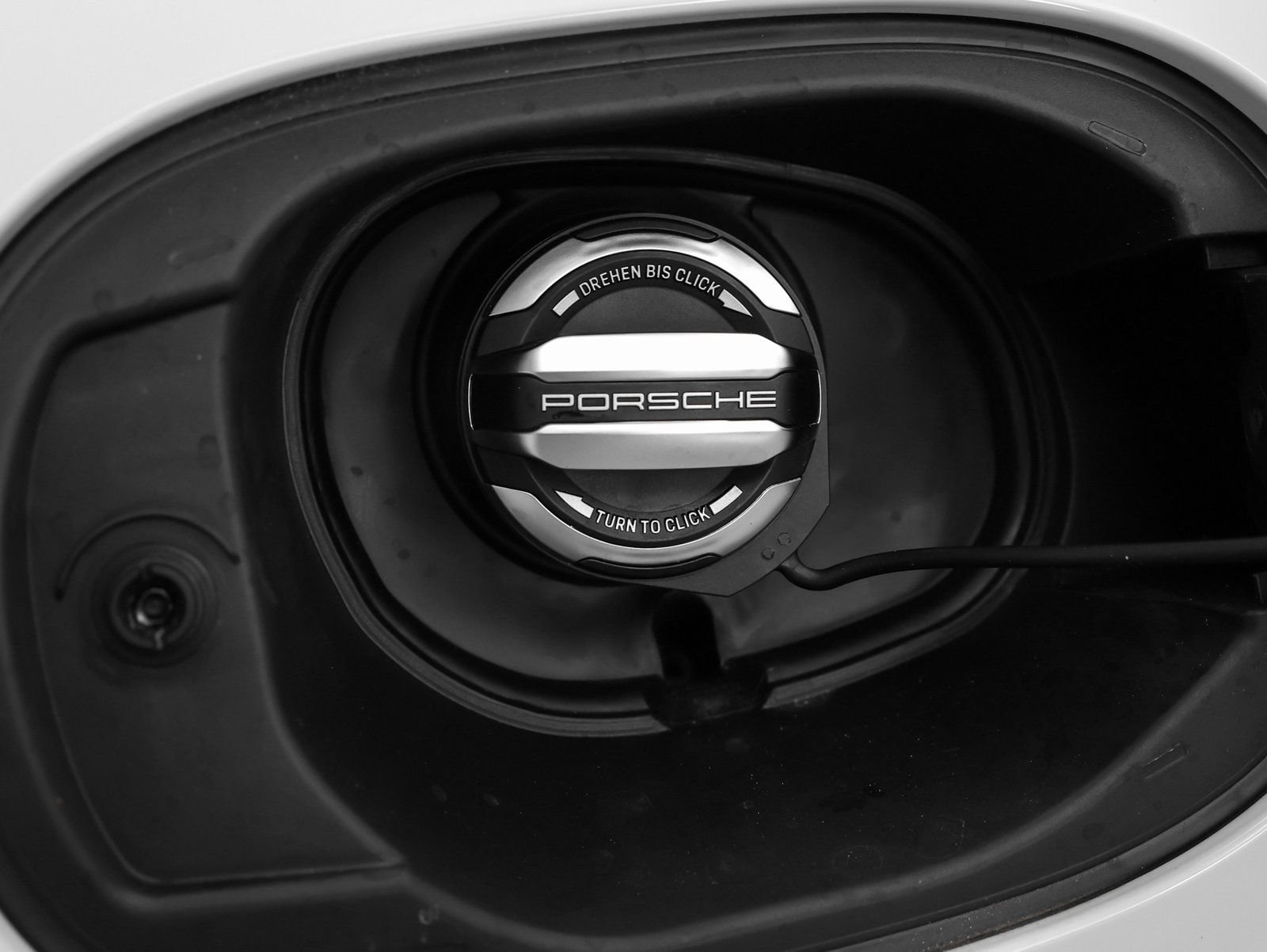 Certified 2025 Porsche Macan AWD/4WD image 16
