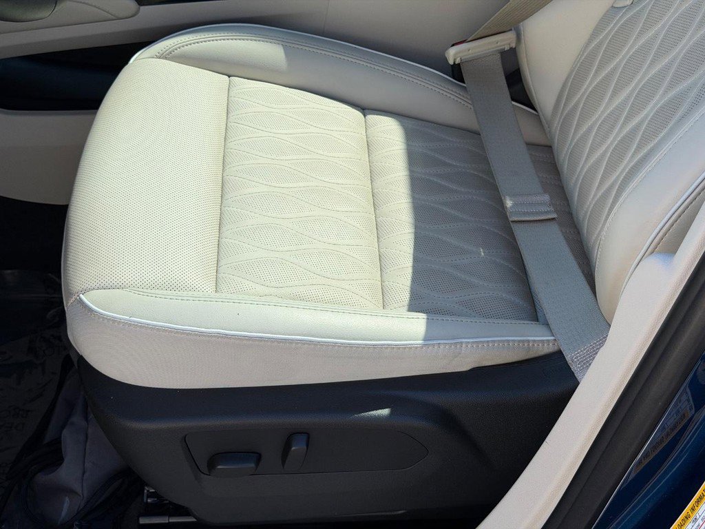 Used 2023 Buick Envision Avenir image 25