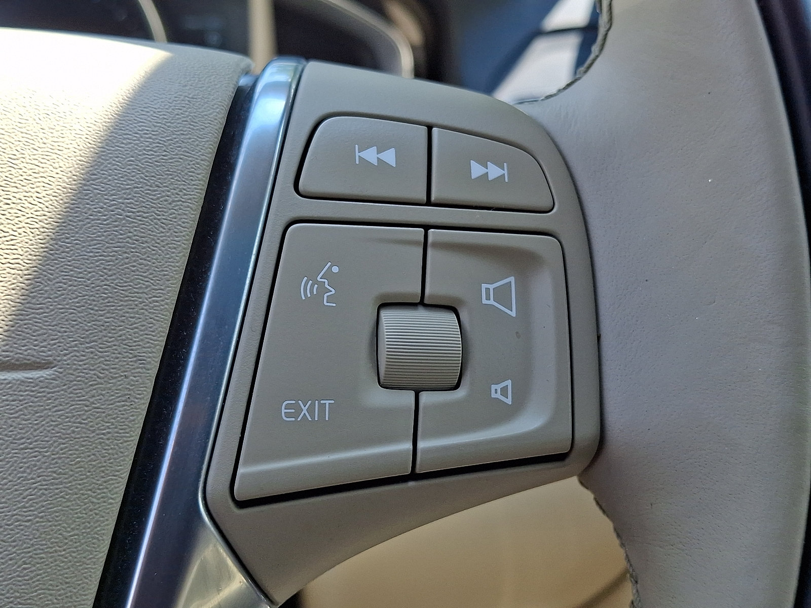 Used 2015 Volvo XC60 T5 Platinum w/ Climate Package AWD/4WD image 23