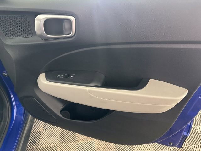 Used 2025 Hyundai Venue SEL image 30