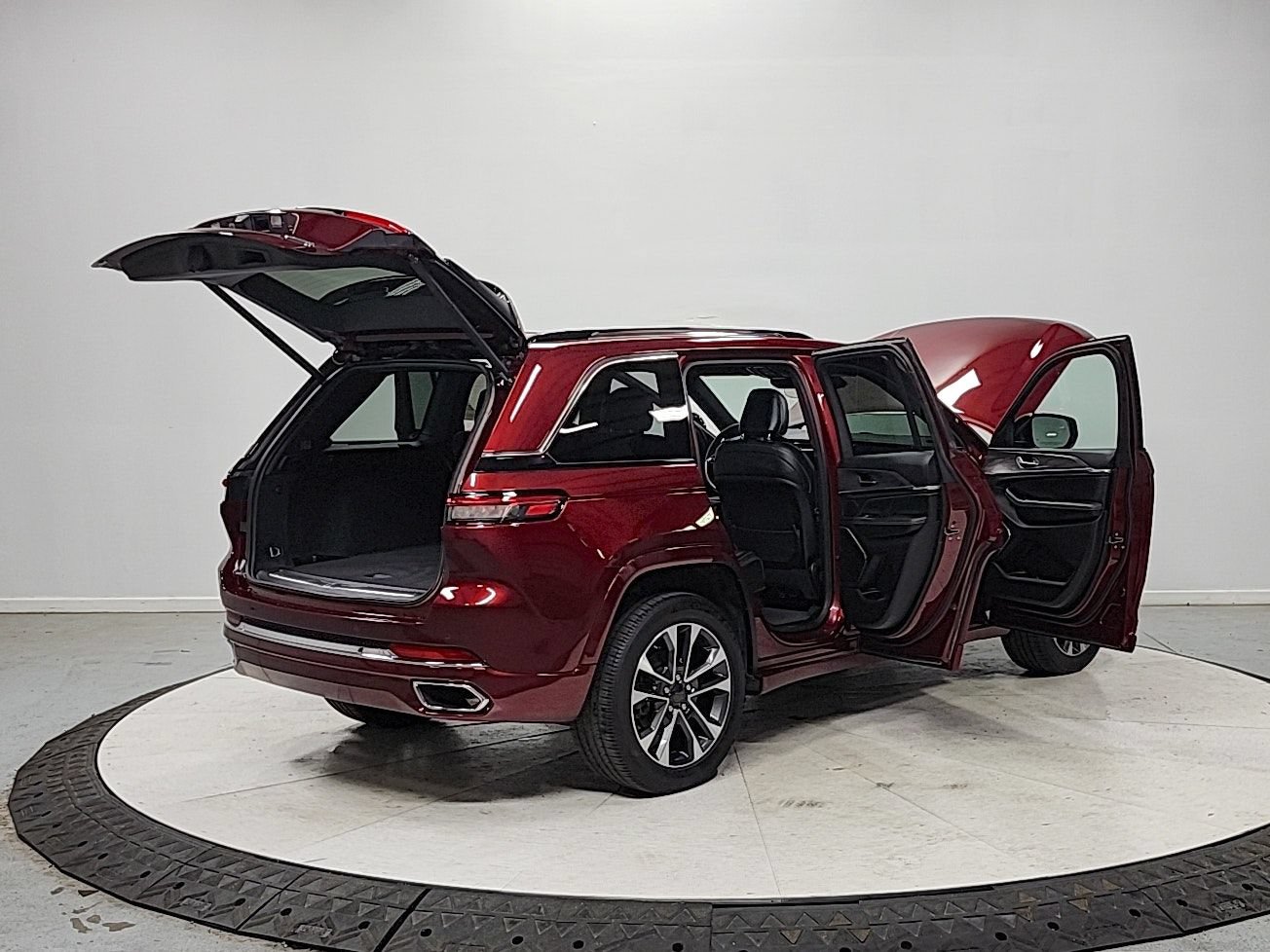 Used 2023 Jeep Grand Cherokee Overland AWD/4WD image 15
