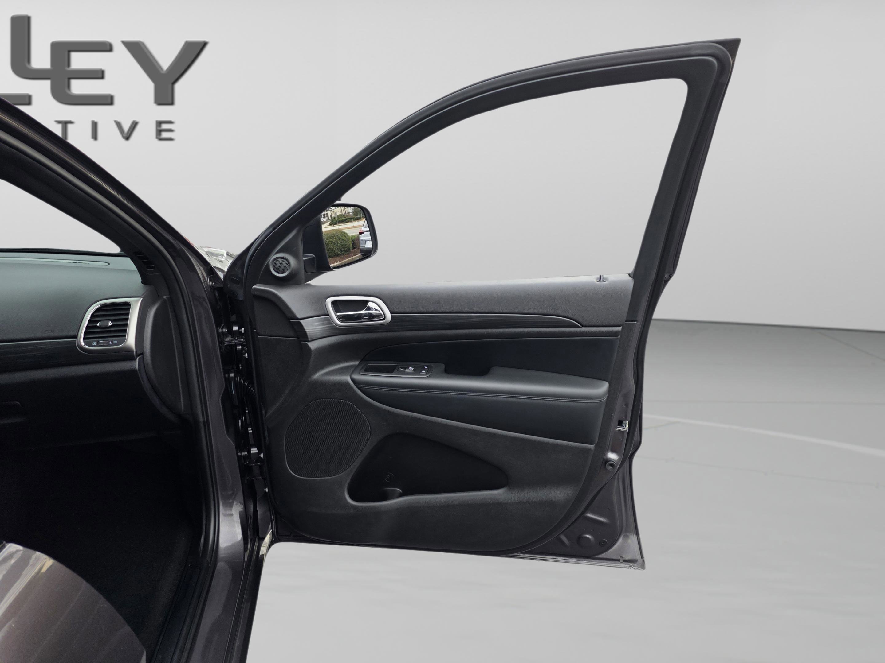 Used 2021 Jeep Grand Cherokee Laredo X image 28