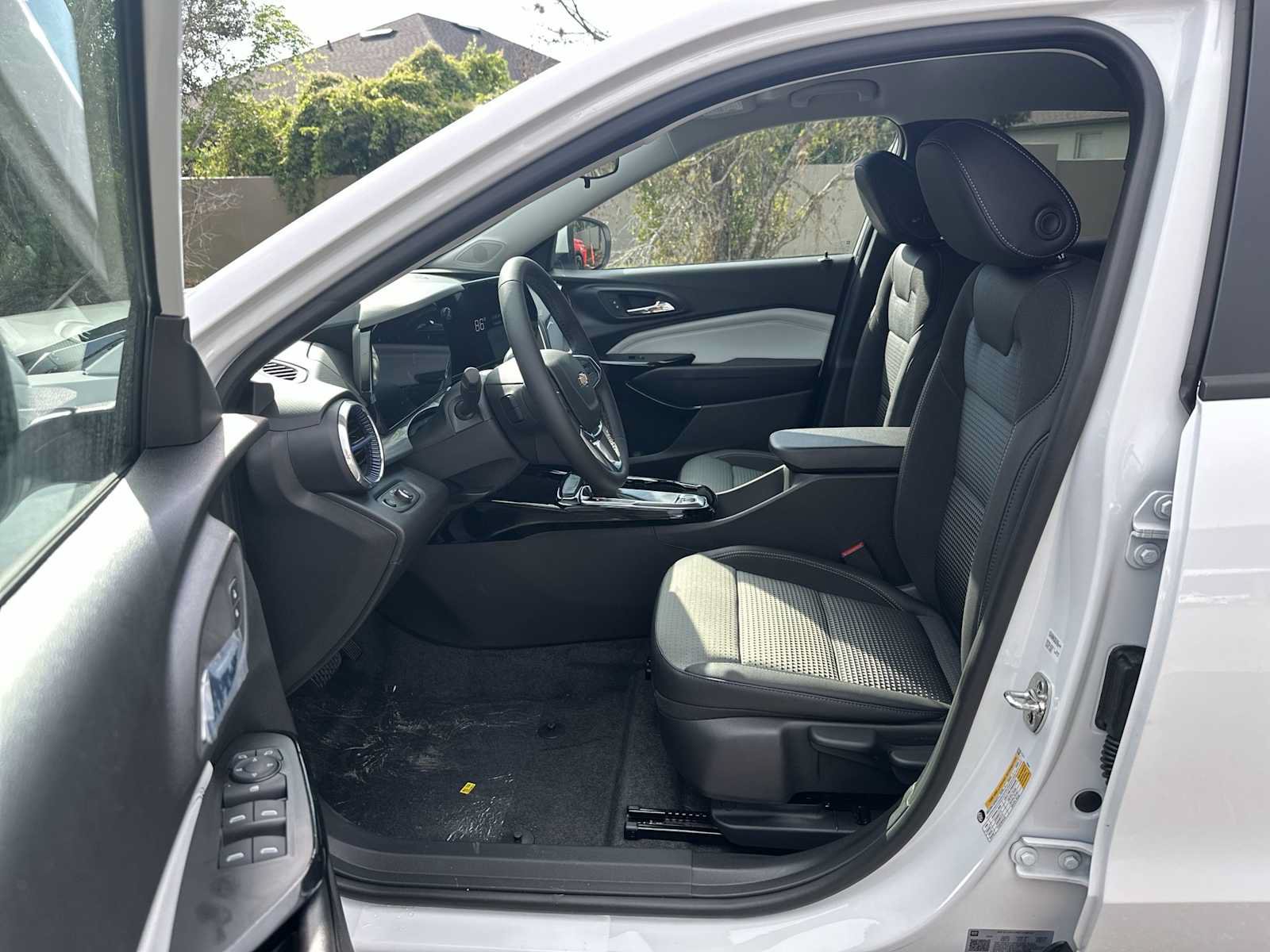 New 2026 Chevrolet Trax LT w/ LT Convenience Package FWD image 2
