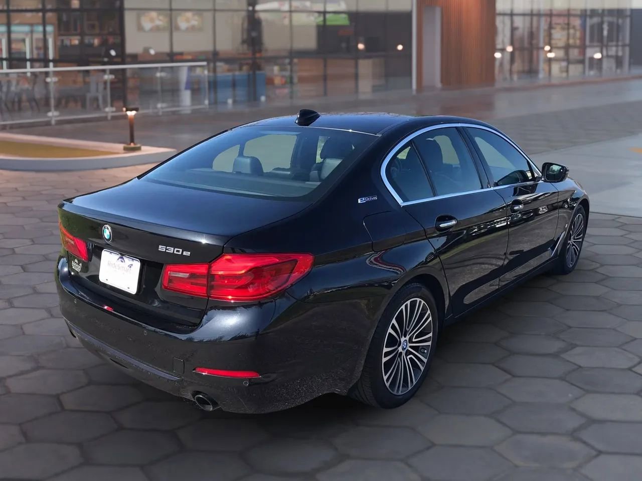 Used 2018 BMW 530e xDrive w/ Premium Package 2 AWD/4WD image 5