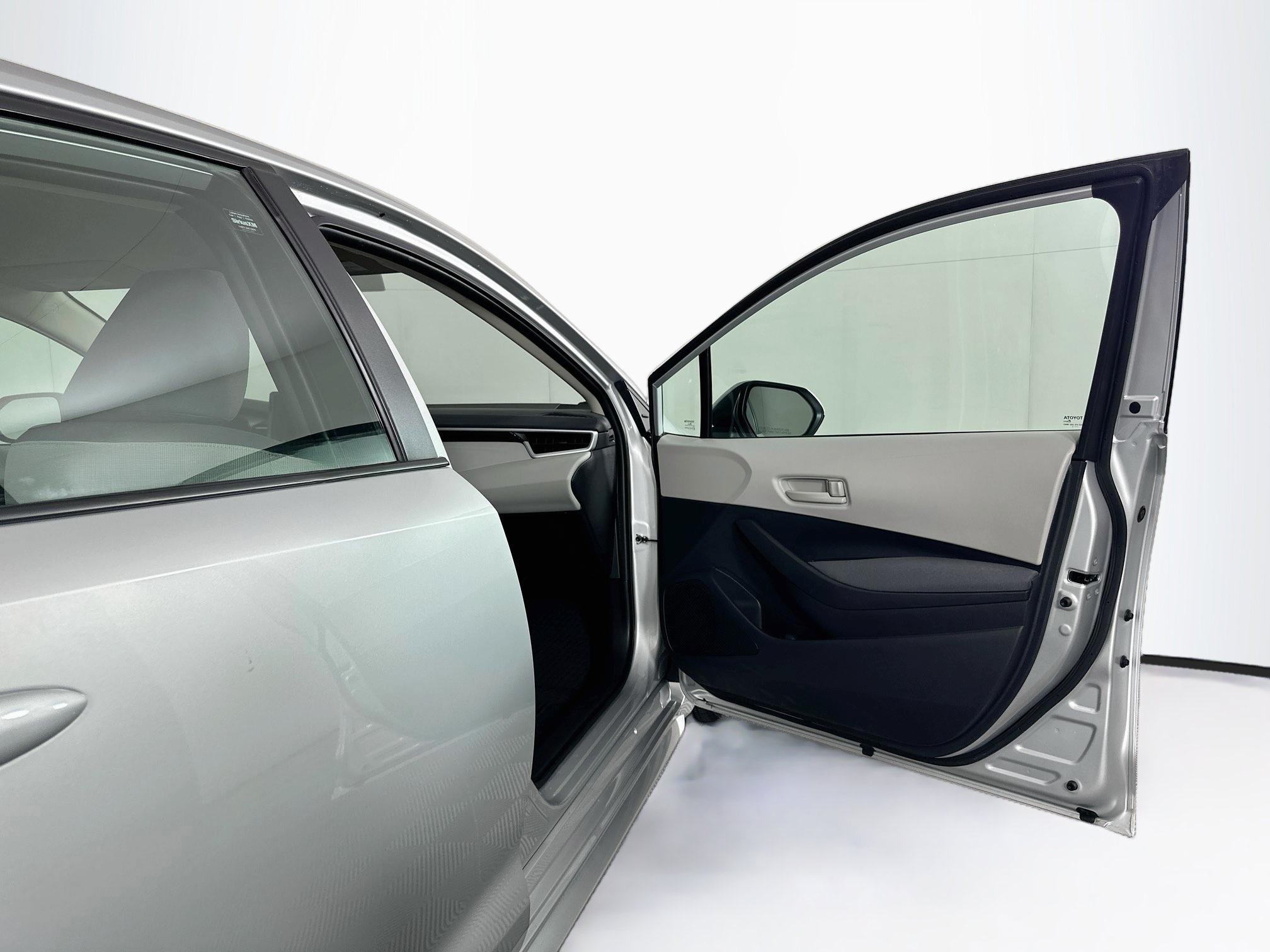 Used 2025 Toyota Corolla LE FWD image 29