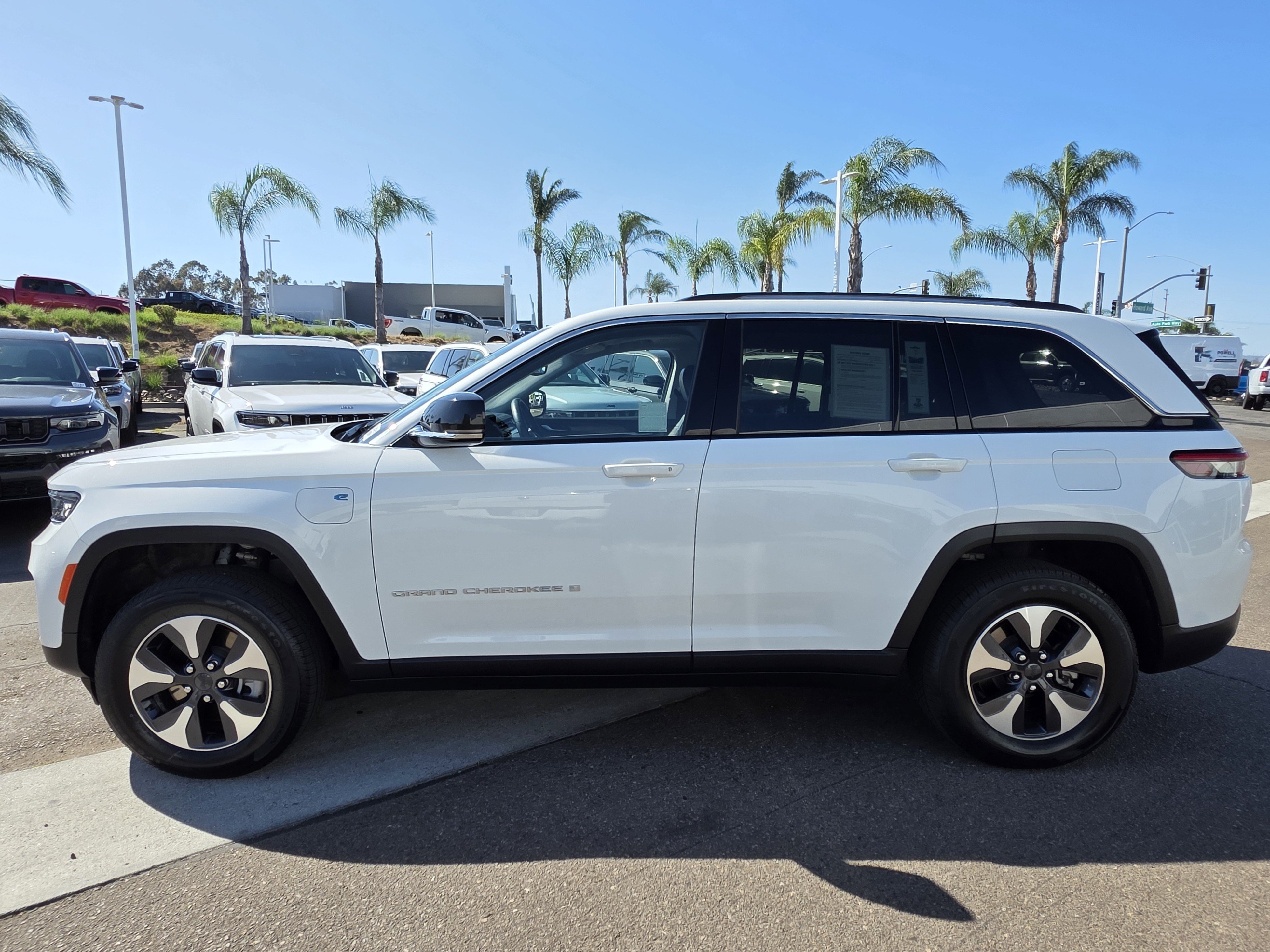 Used 2023 Jeep Grand Cherokee 4WD 4xe image 2