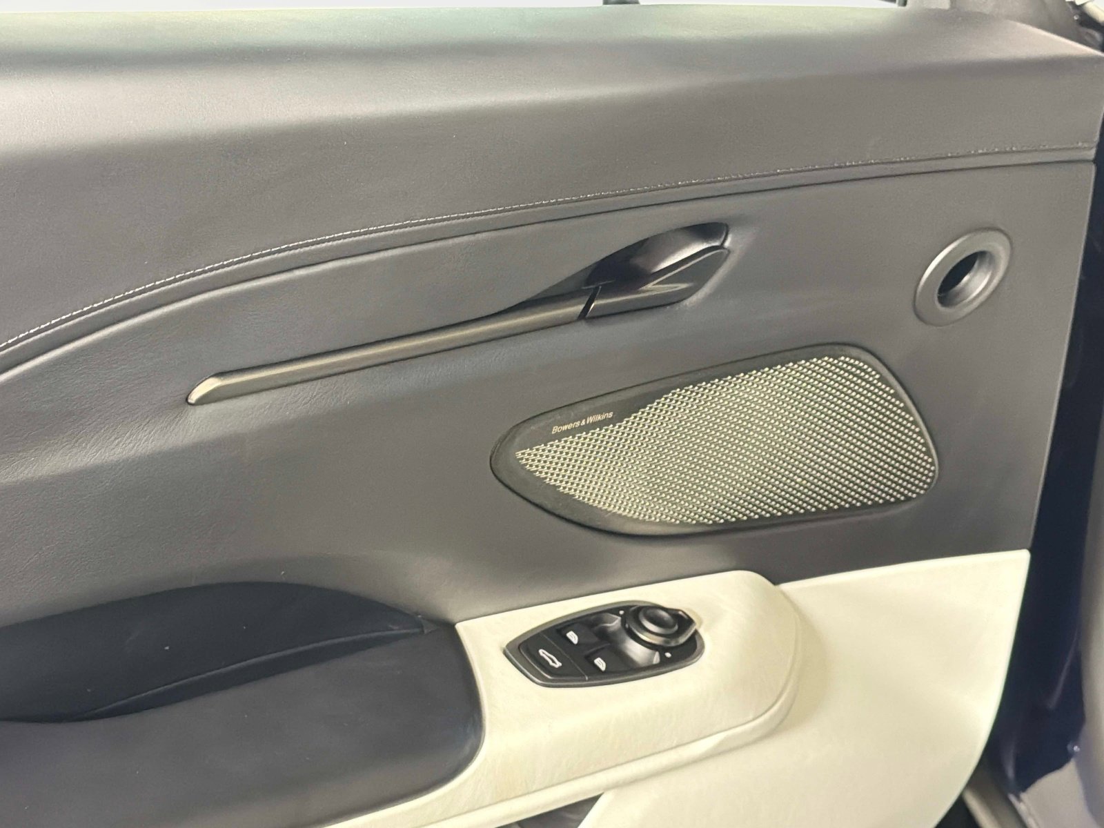 Used 2025 Aston Martin V8 Vantage Coupe RWD image 30