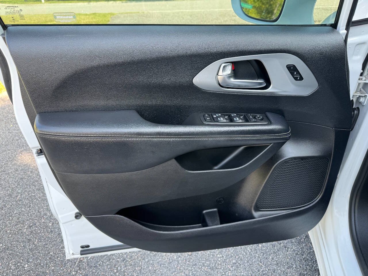Used 2019 Chrysler Pacifica Limited w/ Advanced Safetytec Group FWD image 41