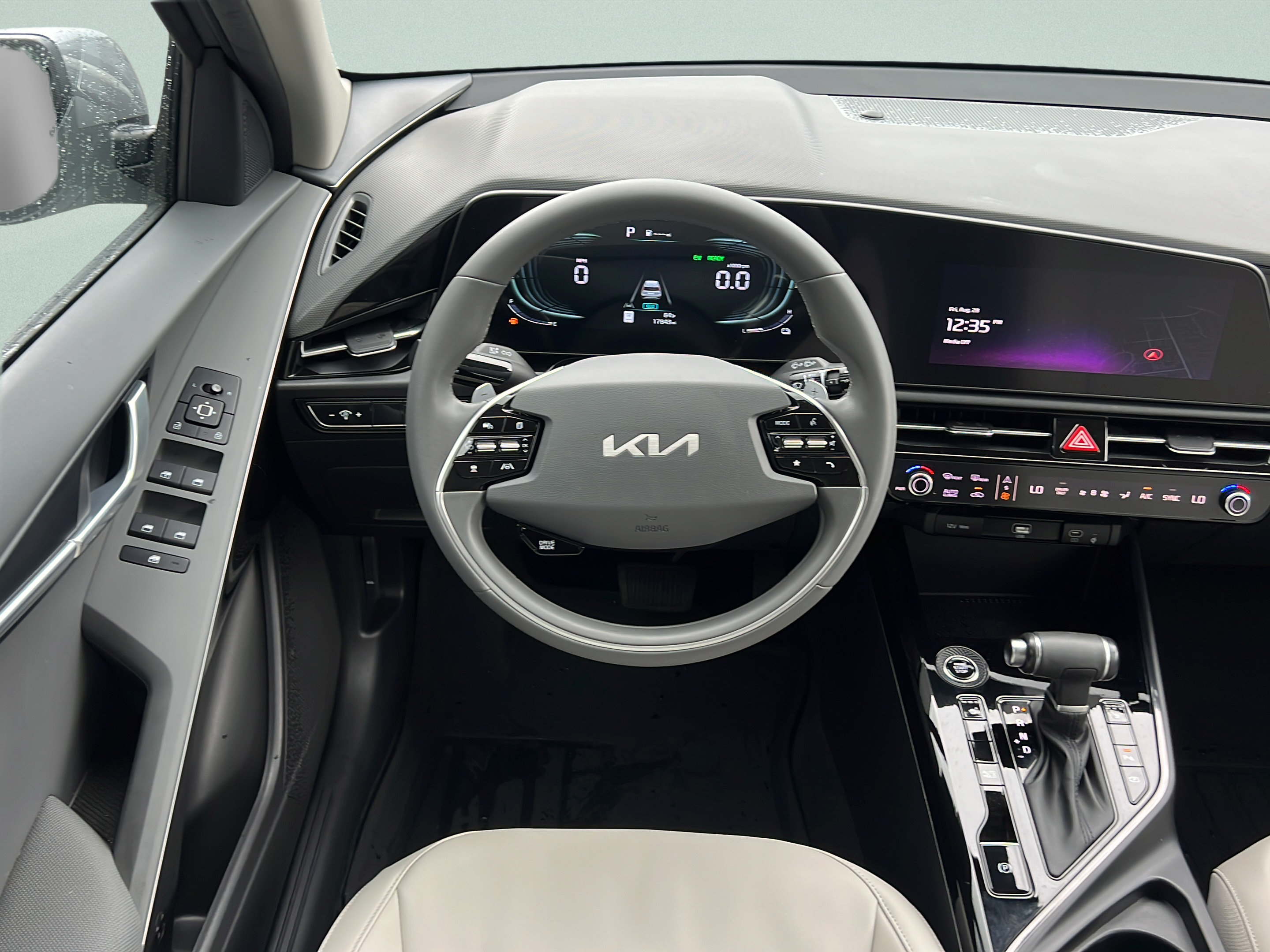 Used 2024 Kia Niro EX FWD image 12