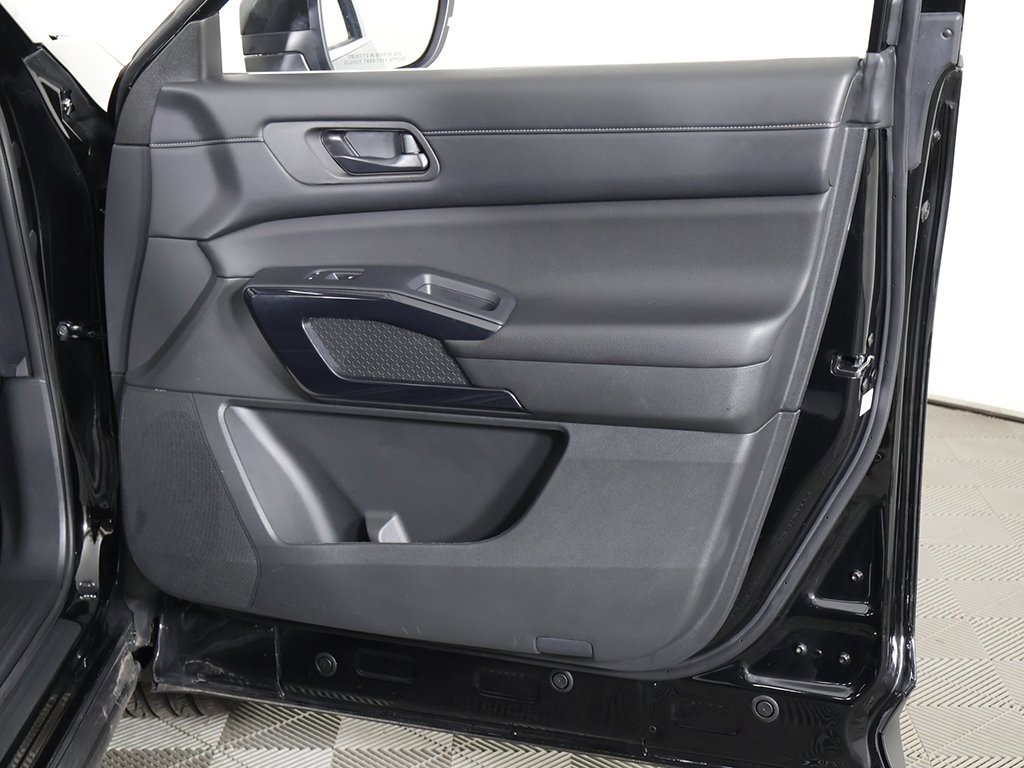 Used 2024 Nissan Pathfinder S image 20