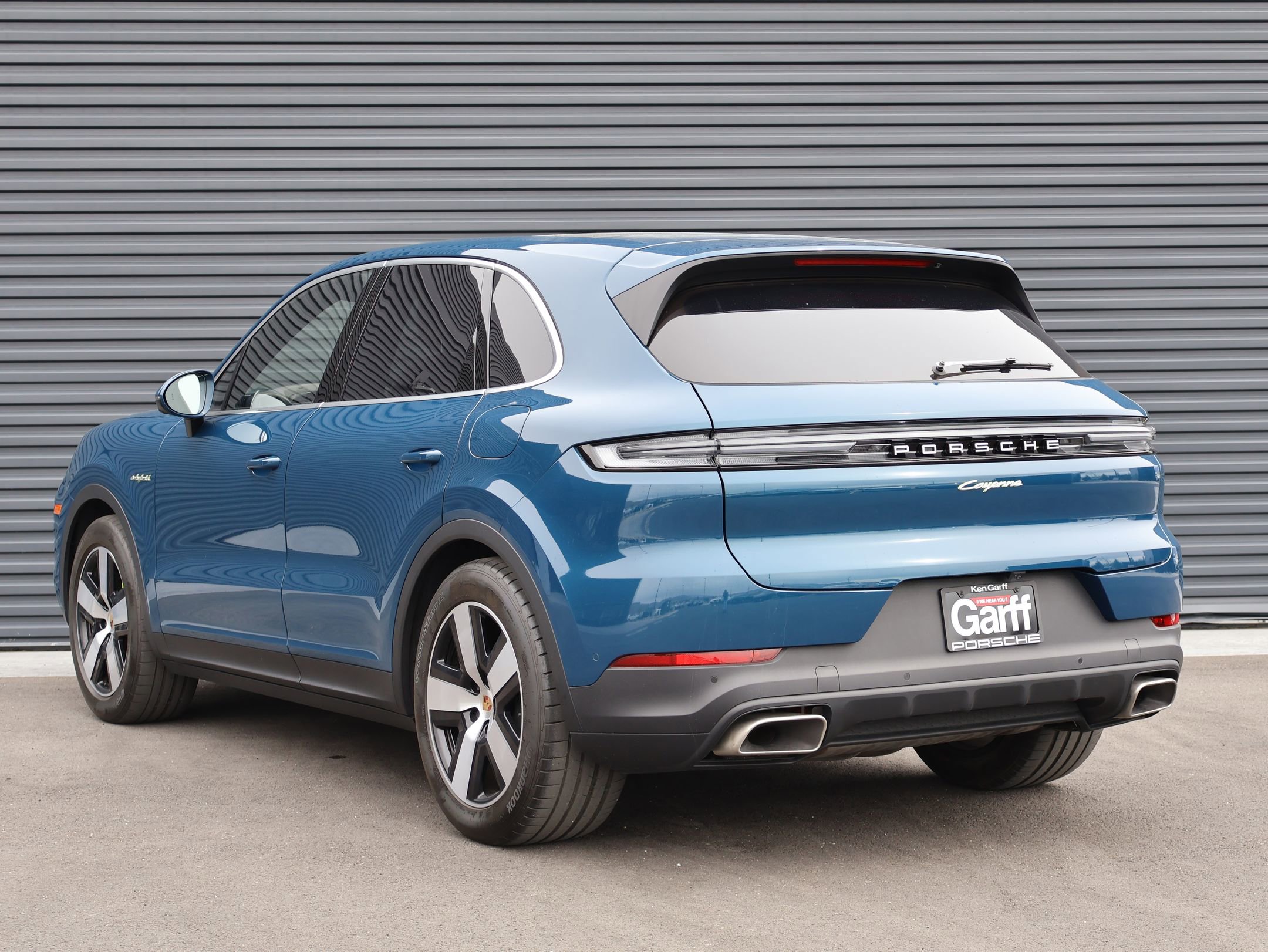 Certified 2025 Porsche Cayenne E-Hybrid image 3