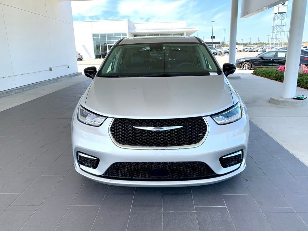 Used 2024 Chrysler Pacifica Limited image 2