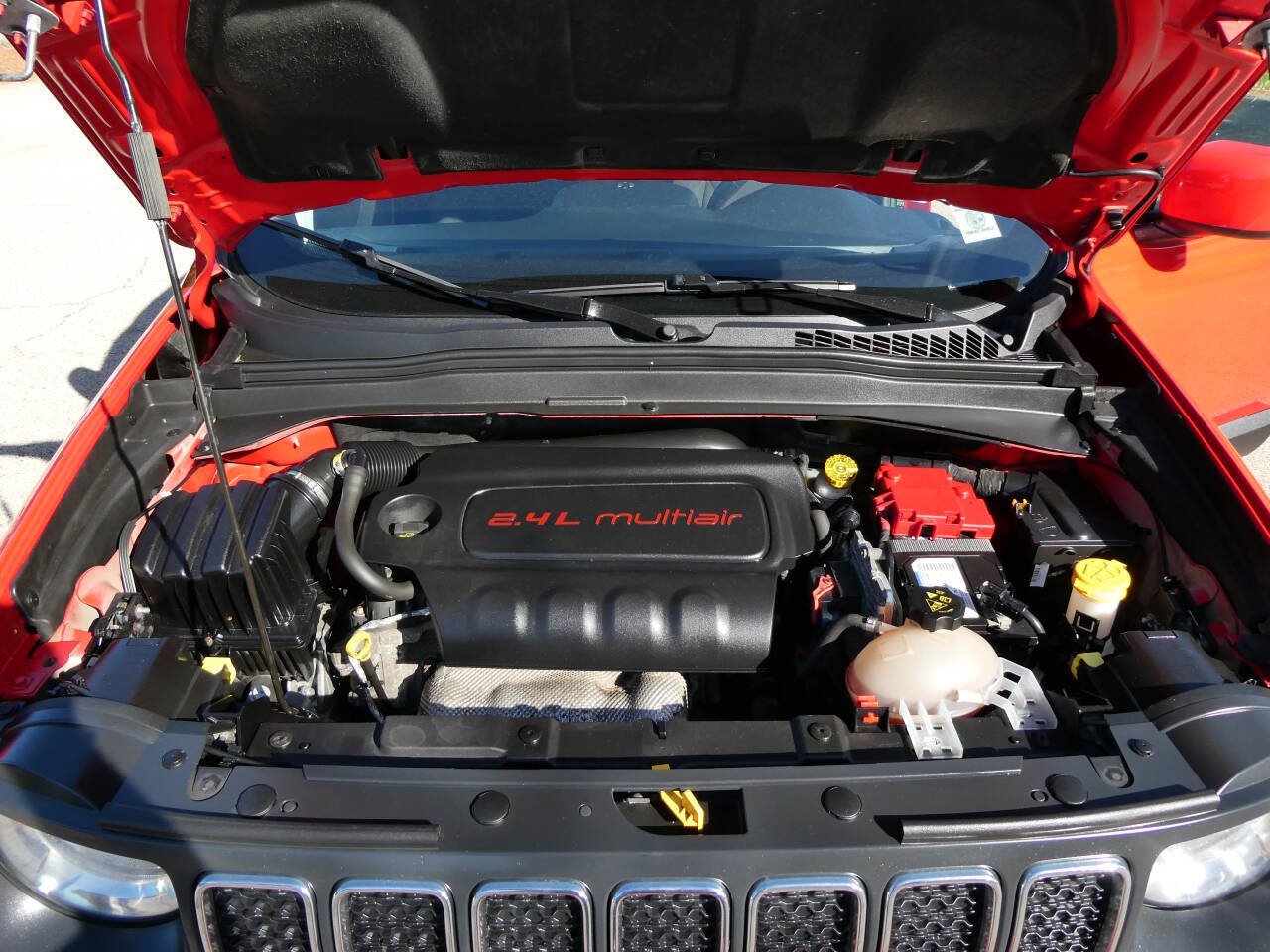 Used 2019 Jeep Renegade Latitude w/ Cold Weather Group FWD image 30