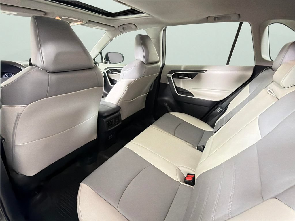 Used 2020 Toyota RAV4 XLE Premium FWD image 28