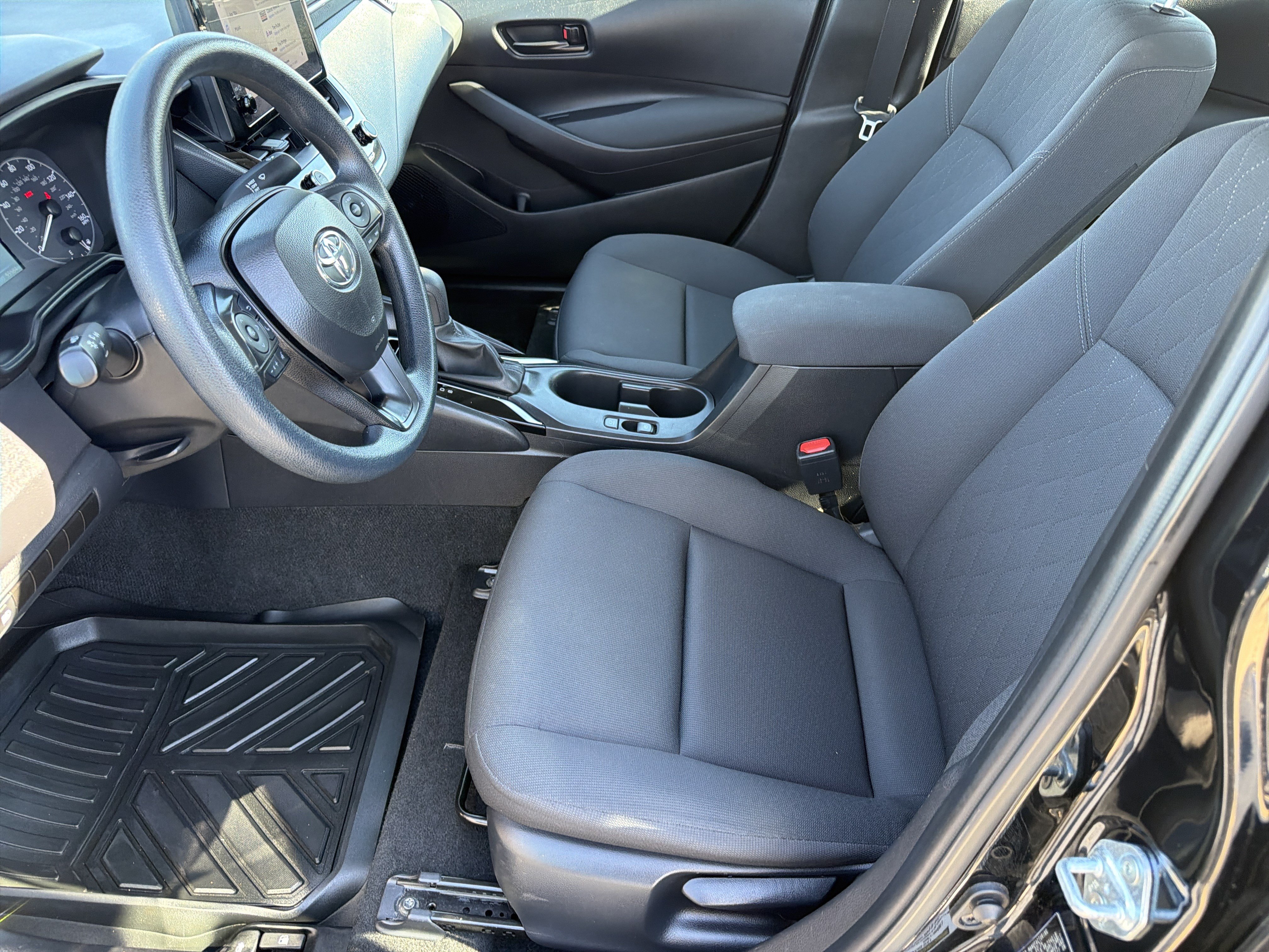 Used 2024 Toyota Corolla LE FWD image 2