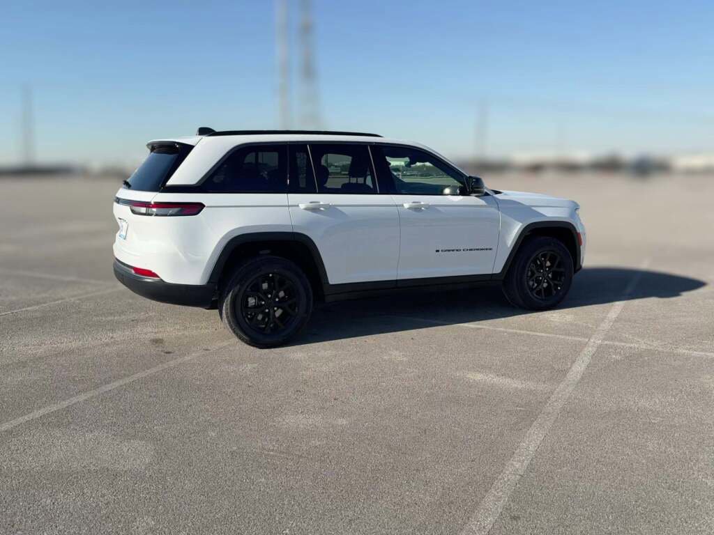 New 2026 Jeep Grand Cherokee Altitude image 13