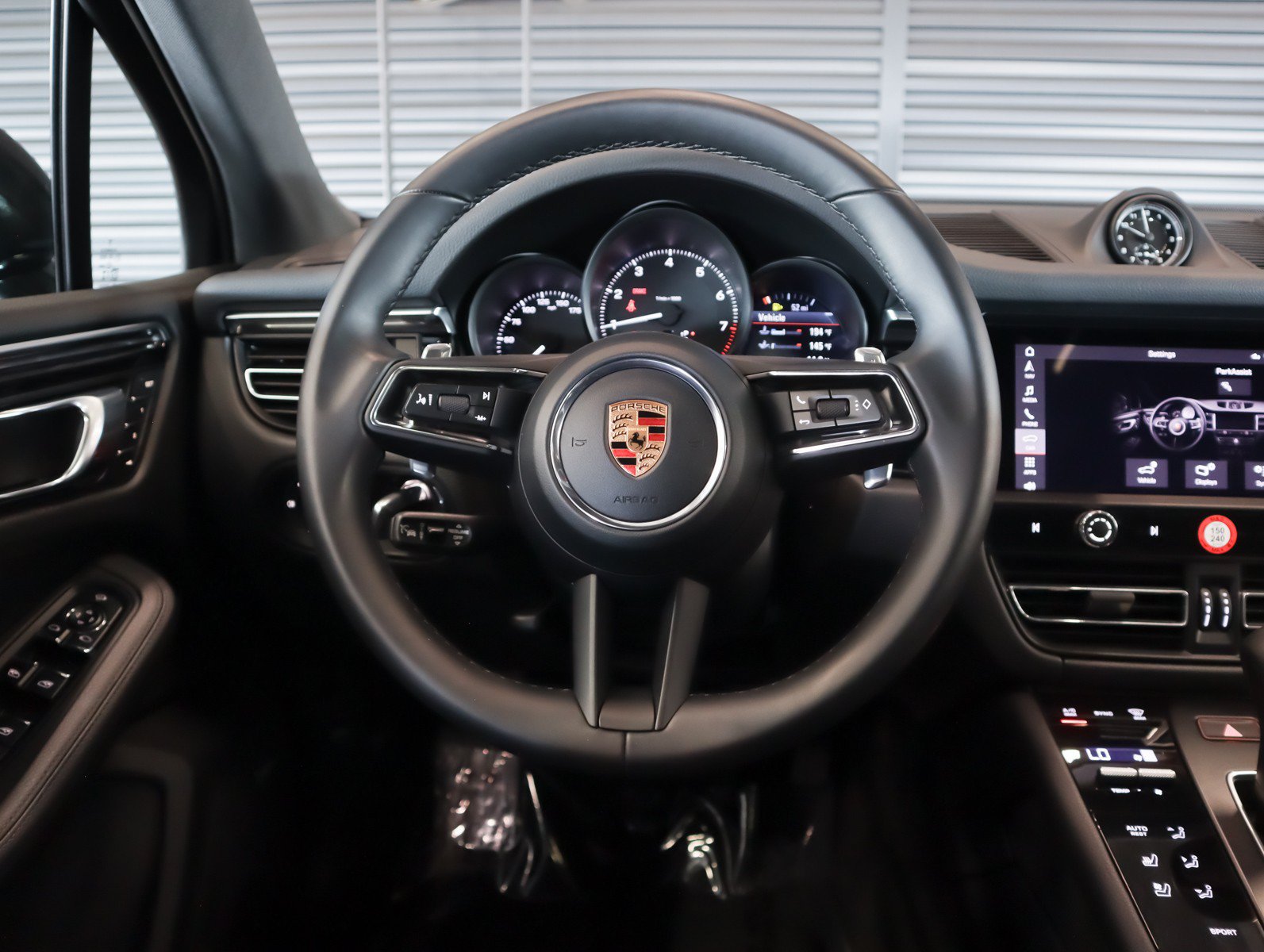 Certified 2026 Porsche Macan AWD/4WD image 15