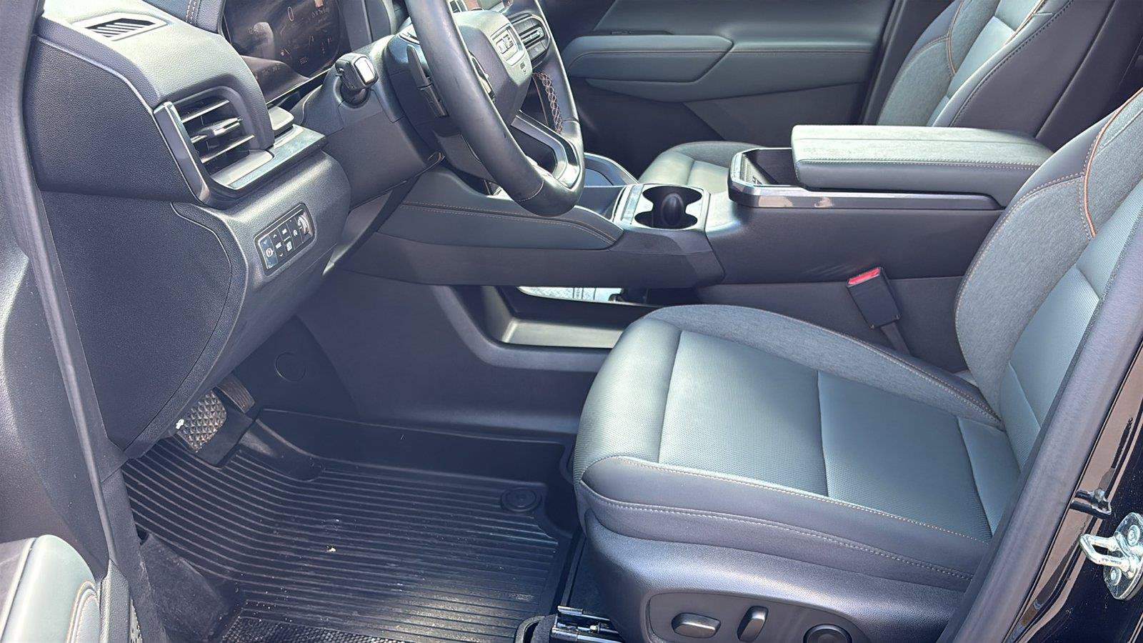 Certified 2026 GMC Terrain AT4 w/ LPO, Black Badging Package AWD/4WD image 15