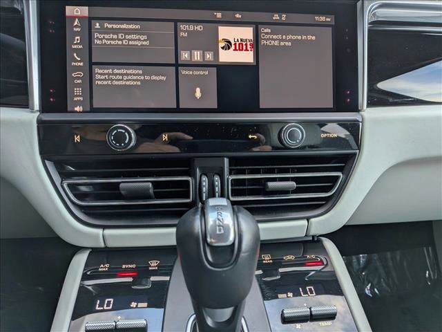 Certified 2024 Porsche Macan image 17