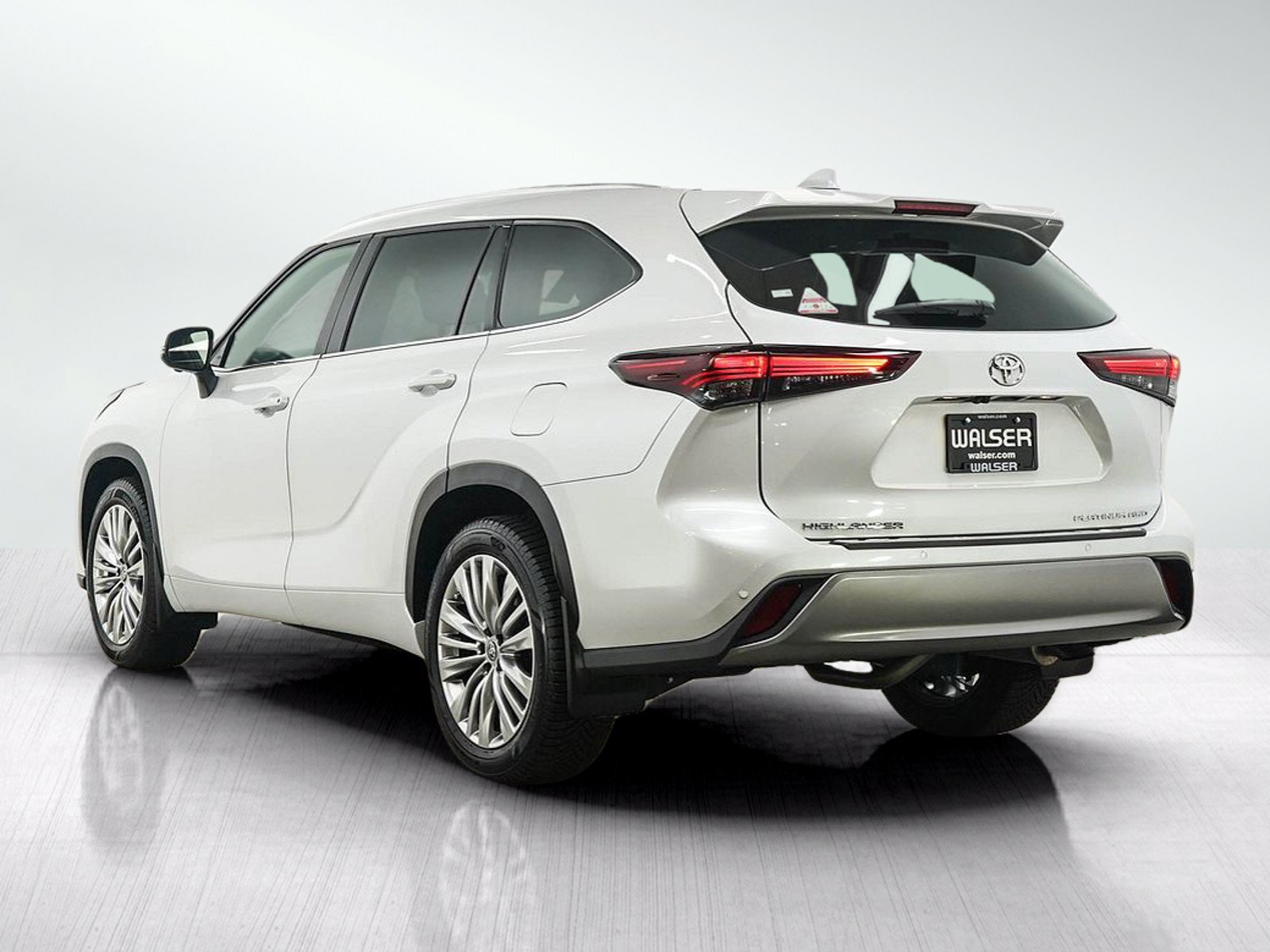 Used 2024 Toyota Highlander Platinum AWD/4WD image 3