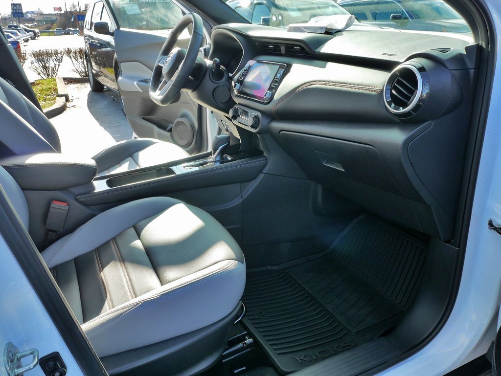 Used 2023 Nissan Kicks SR w/ SR Premium Package image 12