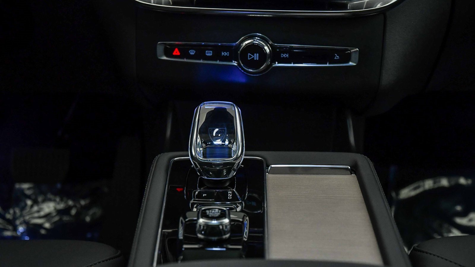 Certified 2025 Volvo XC90 B6 Plus w/ Protection Package Premier image 16