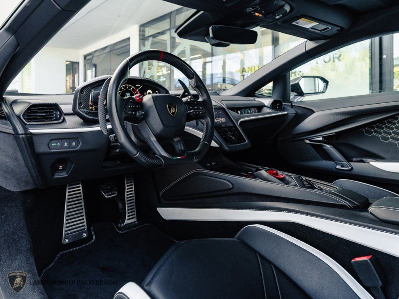 Used 2024 Lamborghini Revuelto image 30