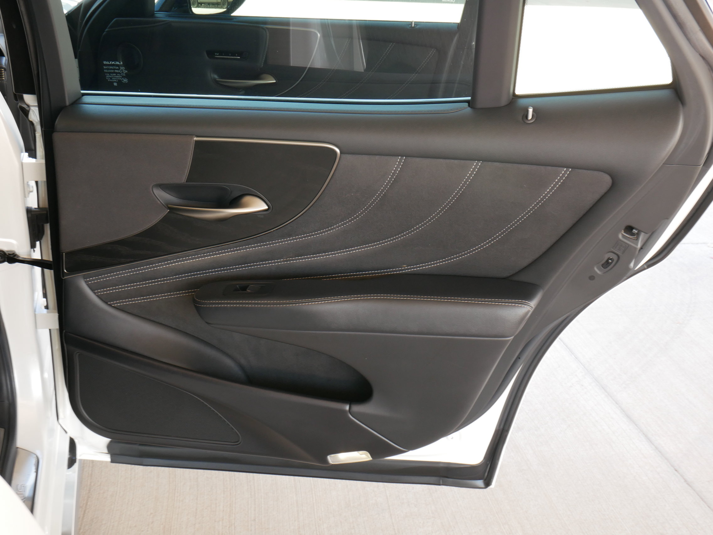 Used 2022 Lexus LS 500 w/ Accessory Package (Z1) RWD image 18