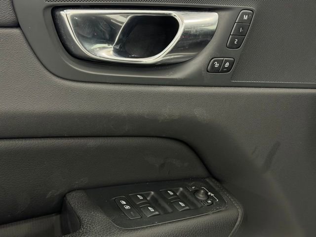 Used 2021 Volvo XC60 T6 Momentum image 14