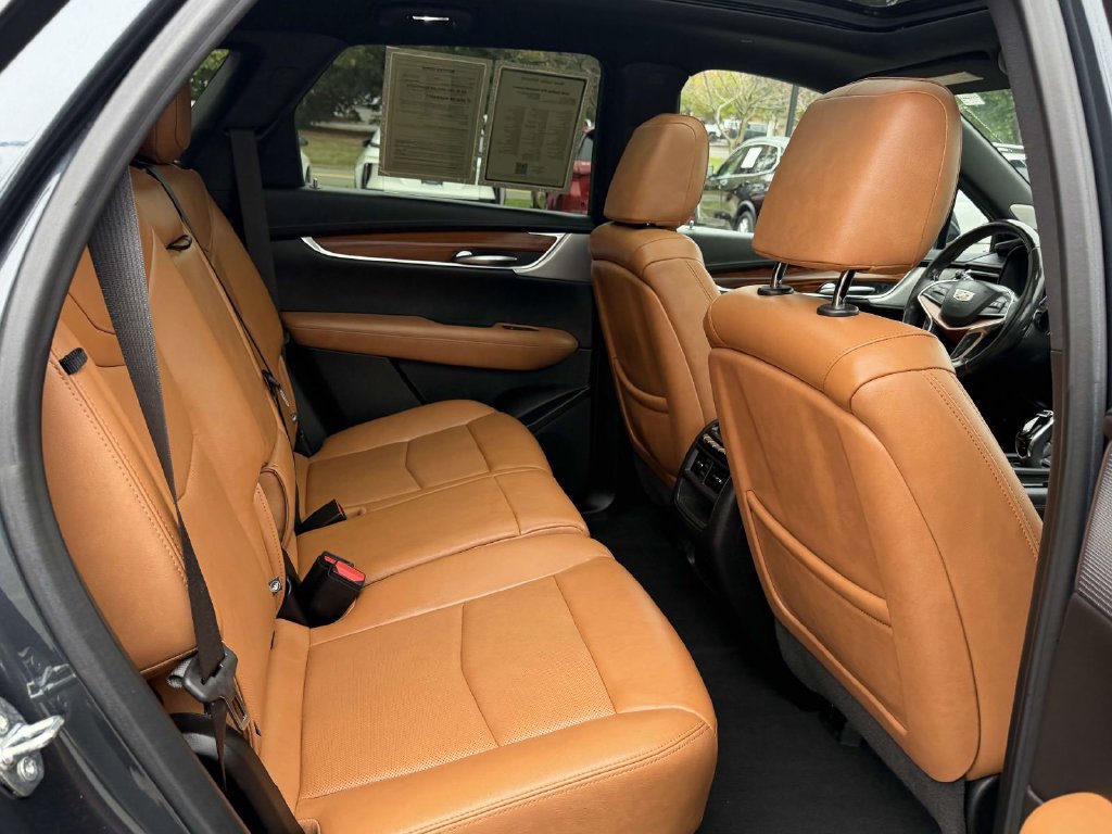 Used 2020 Cadillac XT5 Premium Luxury w/ LPO, Premium Carpet Package FWD image 11