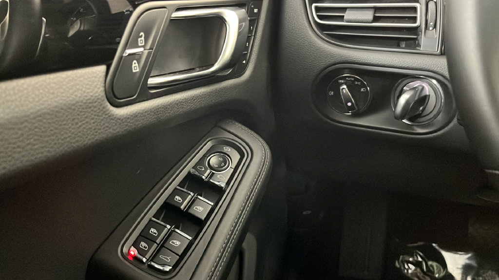 Used 2023 Porsche Macan Turbo AWD/4WD image 31