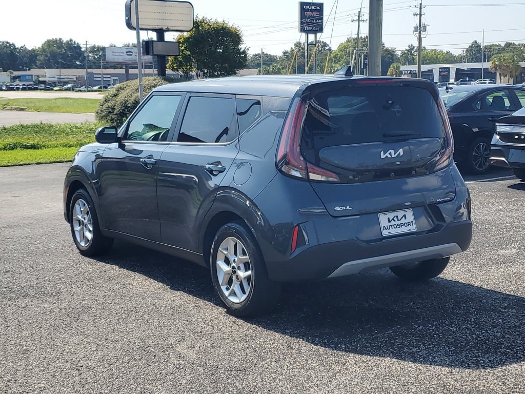 Used 2024 Kia Soul LX w/ Option Group 015 FWD image 3
