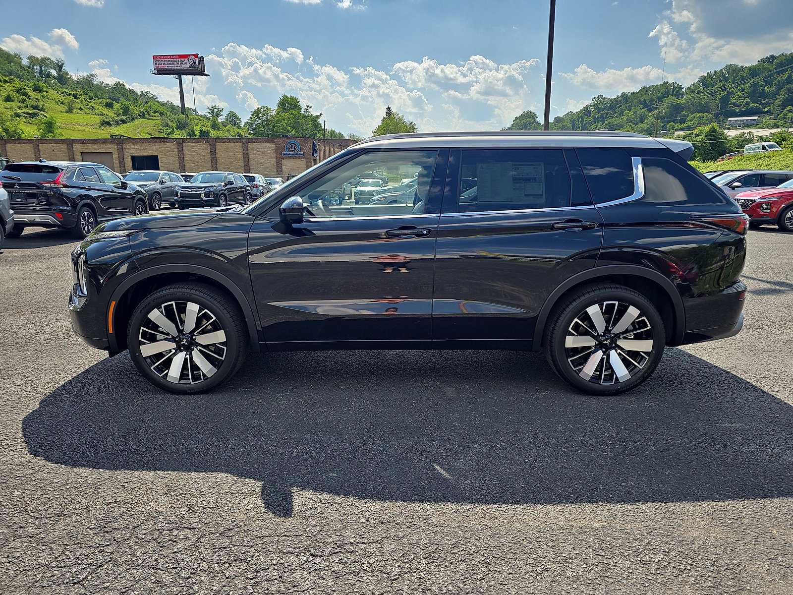 New 2025 Mitsubishi Outlander image 7