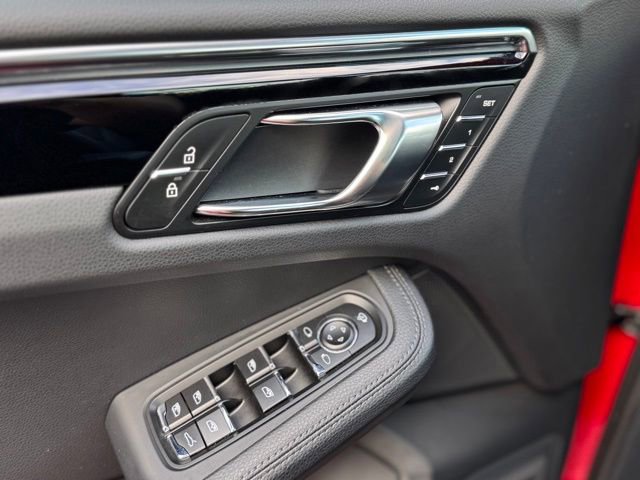 Certified 2025 Porsche Macan image 14